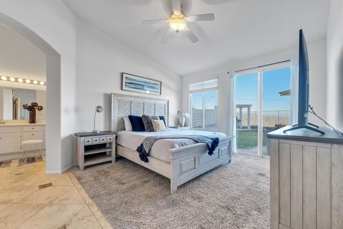 Private room/bathroom. Enjoy this beautiful view!