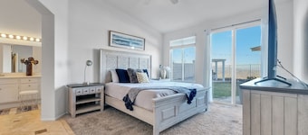 Private room/bathroom. Enjoy this beautiful view!