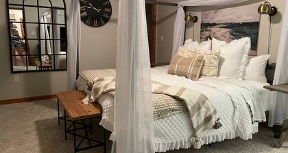 Charming 3-Bedroom Lakeside Cottage w/Beach & Dock