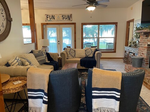 Charming 3-Bedroom Lakeside Cottage w/Dock