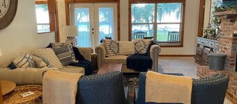 Charming 3-Bedroom Lakeside Cottage w/Dock