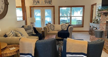Charming 3-Bedroom Lakeside Cottage w/Dock
