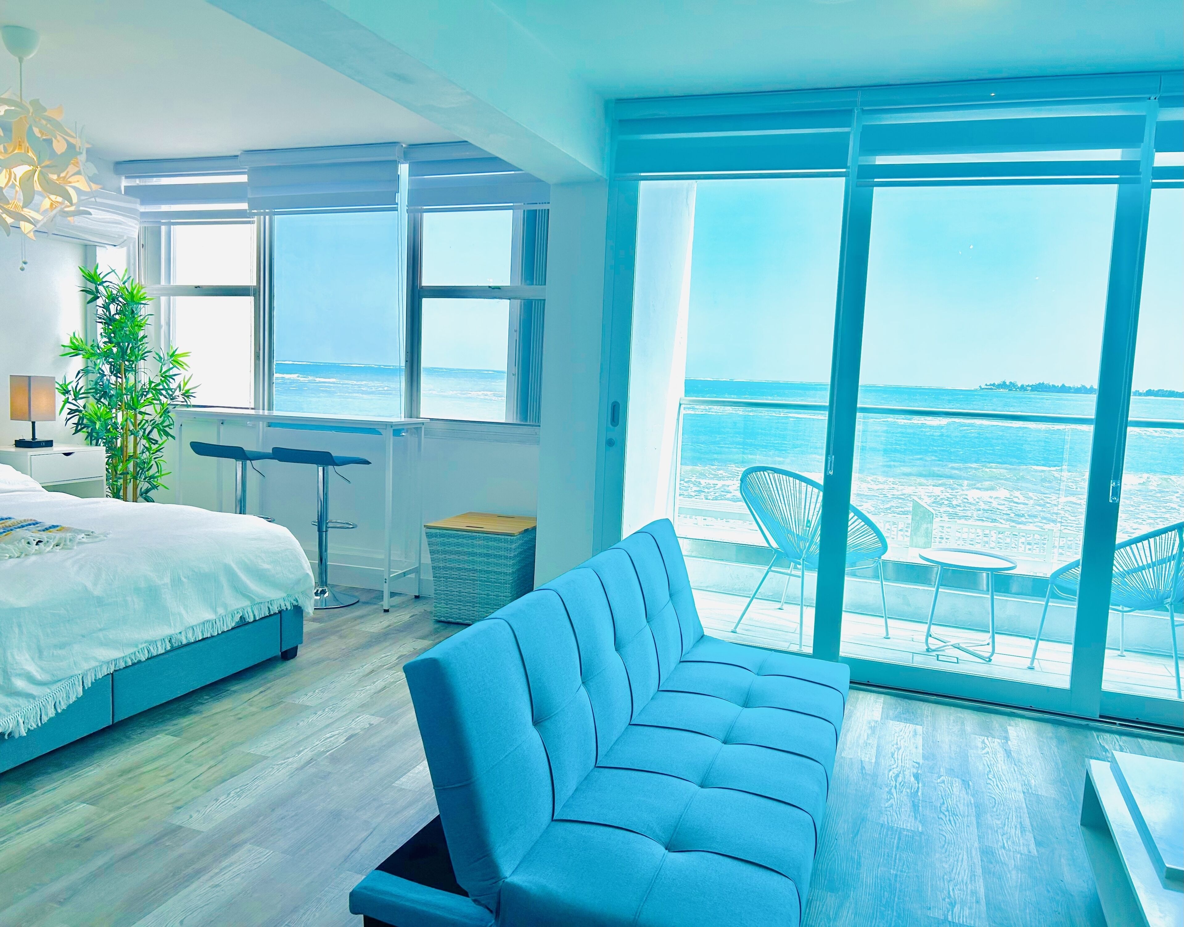 1 habitación, escritorio, tabla de planchar con plancha y cuna de viaje 