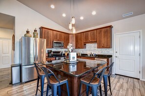 Fridge, microwave, oven, stovetop - Located in the heart of Prescott just blocks away from Historic downtown square. (Prescott)