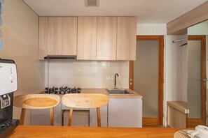 Departamento estándar | Cocina privada | Frigobar y toallas de papel 