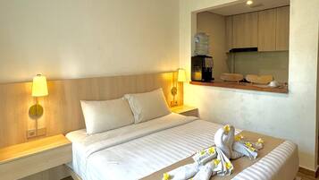 Departamento estándar | Ropa de cama de alta calidad, decoración personalizada y escritorio