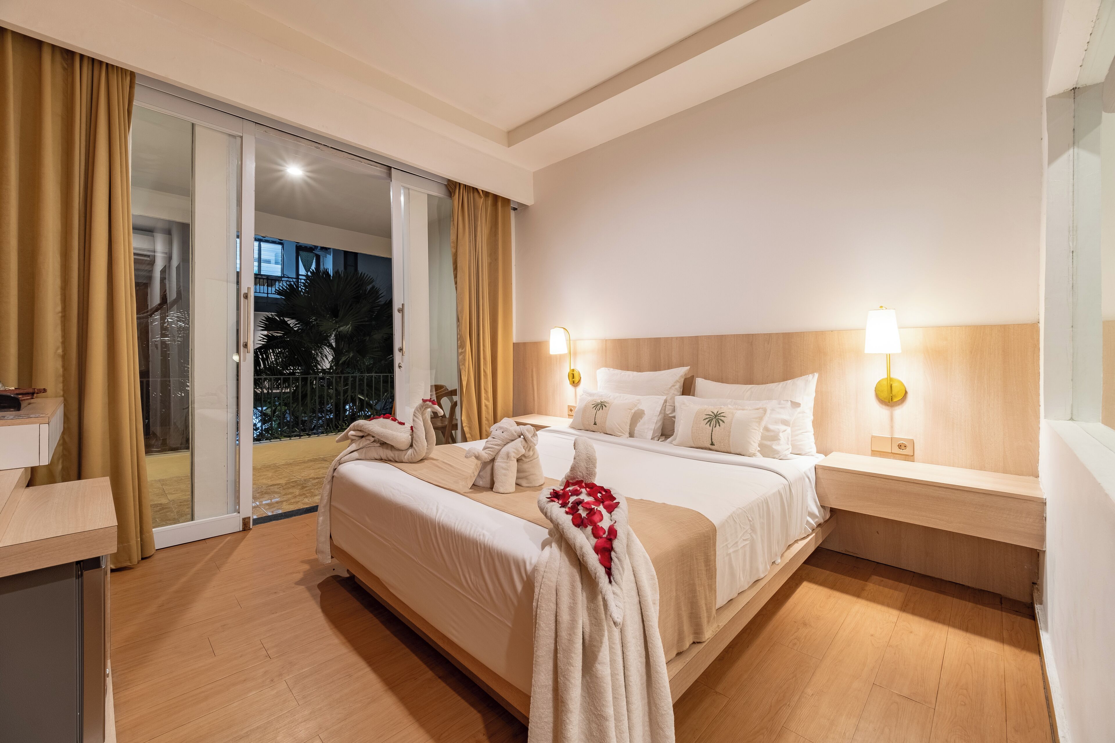 Standard Studio, 1 Queen Bed, Courtyard View | Premium bedding, individually decorated, desk, laptop workspace
