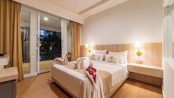 Standard Studio, 1 Queen Bed, Courtyard View | Premium bedding, individually decorated, desk, laptop workspace