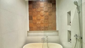 Departamento estándar | Baño | Regadera tipo lluvia, bidet, toallas, jabón