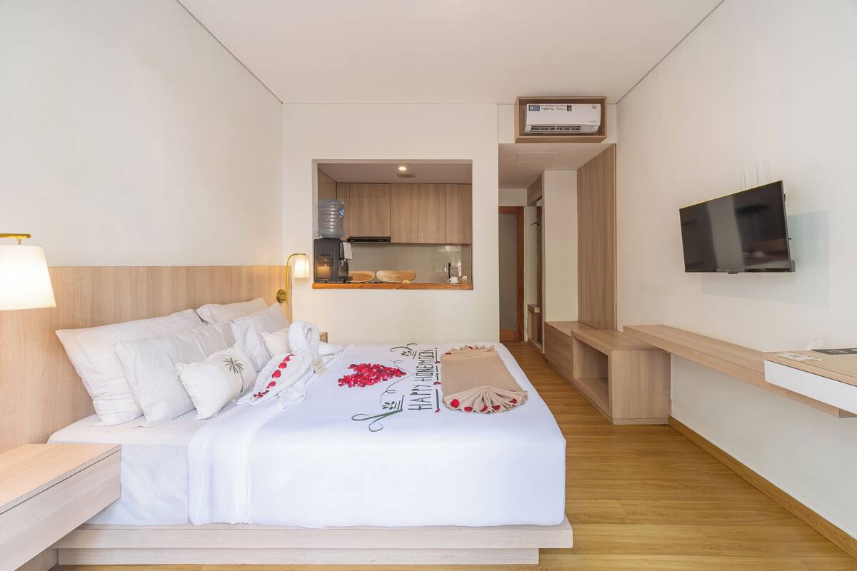 Premium bedding, individually decorated, desk, laptop workspace