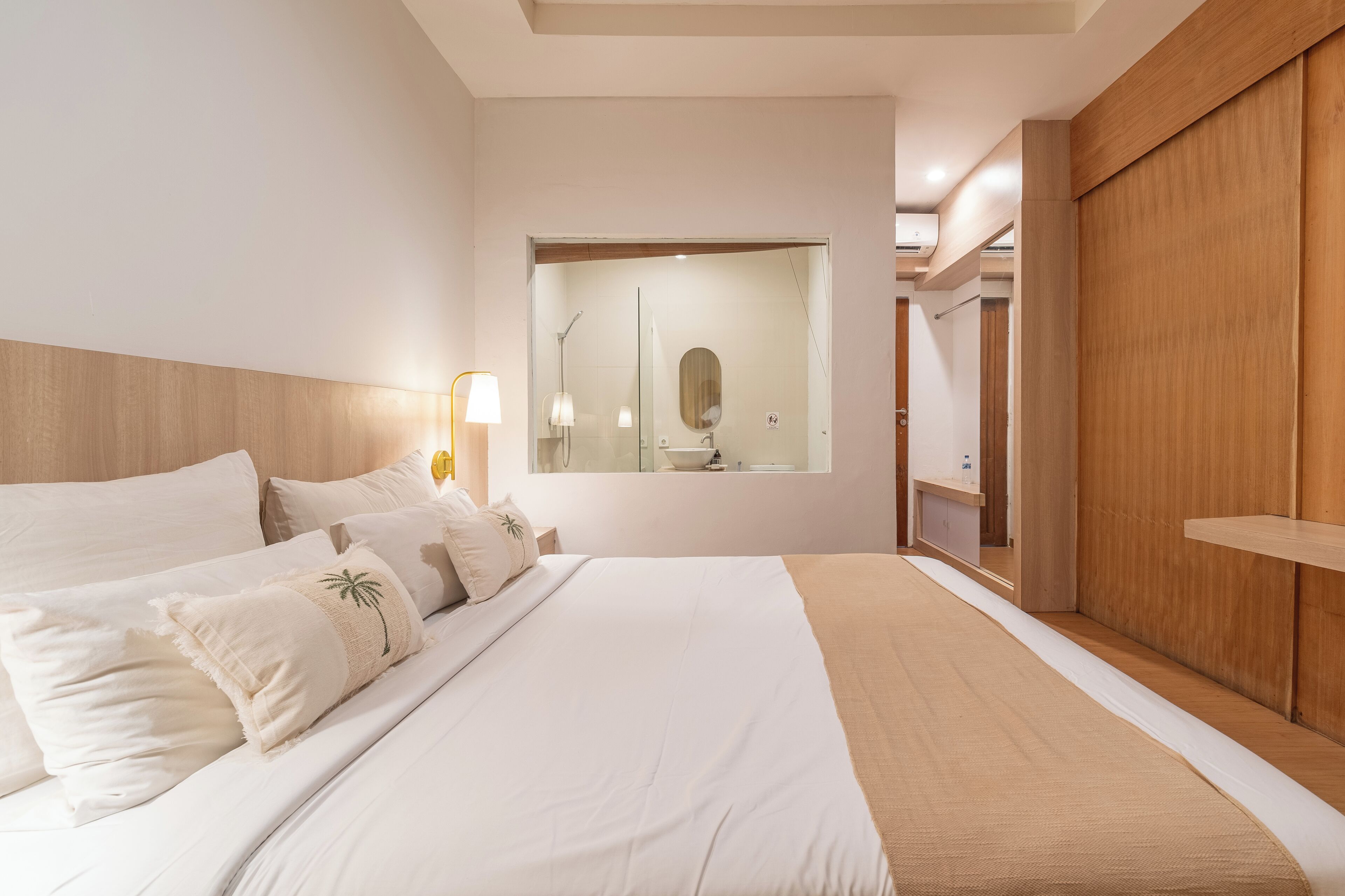 标准开间, 1 张大床, 公园景观 | 高档床上用品、特色装修、办公桌、笔记本电脑工作区