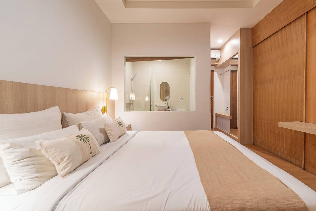 Ropa de cama de alta calidad y escritorio