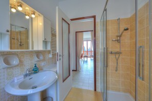 Een douche, een haardroger, een bidet, handdoeken