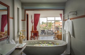 Suite Royal, bañera, vistas a la piscina | Bañera profunda