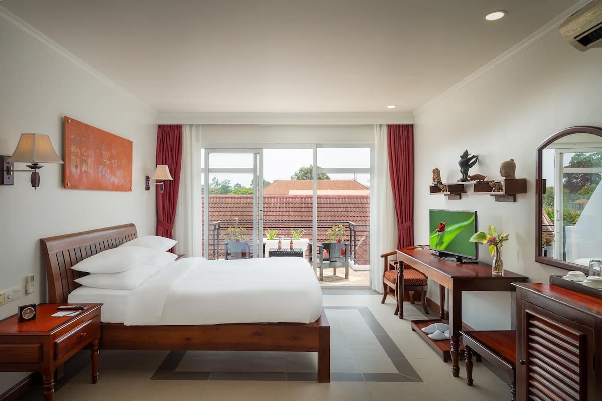Executive Double or Twin Room, Bathtub, Pool View | 1 bedroom, Tempur-Pedic beds, minibar, in-room safe