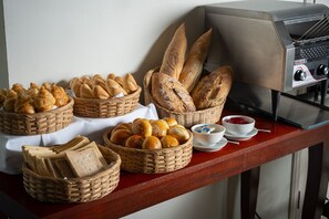 Daily buffet breakfast for a fee - Sala Siem Reap Hotel (Siem Reap)