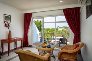 Suite – royal, badekar, bassengutsikt | Oppholdsområde | En 32-tommers LCD-TV med digitale kanaler samt TV og bøker