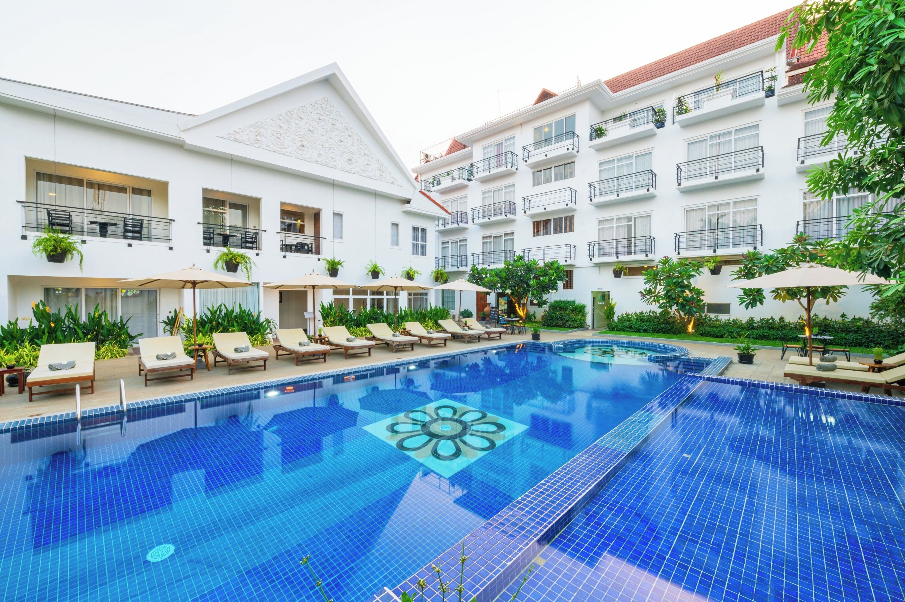 Utomhuspool, öppet 07.00 till 19.00, parasoller och solstolar