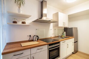 Fridge, oven, stovetop, dishwasher