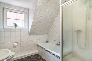 Een bad, gratis toiletartikelen, handdoeken