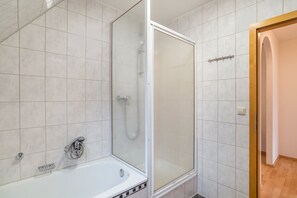 Een bad, gratis toiletartikelen, handdoeken