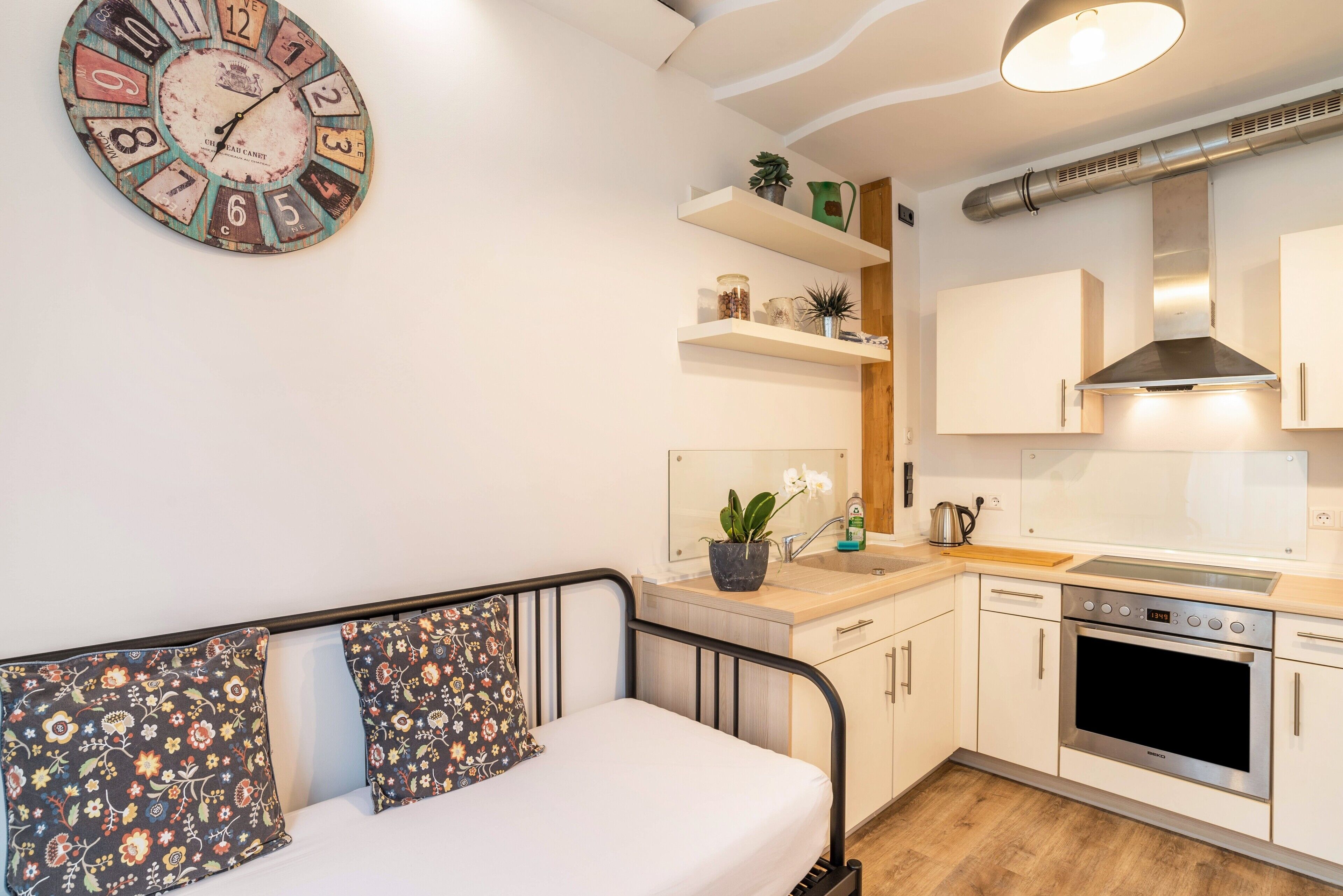 Fridge, oven, stovetop, electric kettle