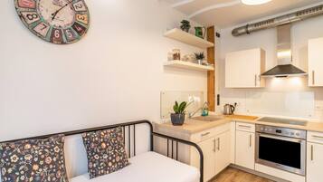 Fridge, oven, stovetop, electric kettle