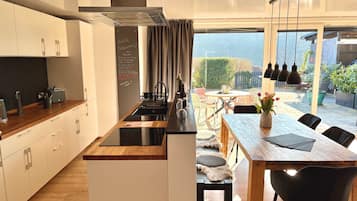 Wasserkocher mit Kaffee-/Teezubehör, Kühlschrank, Mikrowelle, Ofen