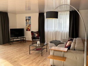 Fernseher, DVD-Player, Stereoanlage