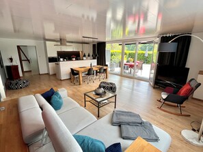 Een televisie, een dvd-speler en een stereo