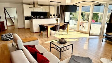 Fernseher, DVD-Player, Stereoanlage