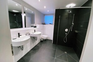 Chuveiro, secador de cabelo, toalhas de banho