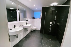 Dusche, kostenlose Toilettenartikel, Haartrockner, Handtücher