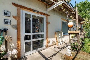 Exterior detail - Studio Apartment 'Hobbit Lounge' with Shared Pool, Private Terrace and Wi-Fi (Eppingen)