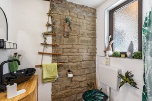 Een douche, gratis toiletartikelen, een haardroger, handdoeken