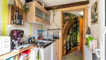 Een koelkast, een magnetron, een kookplaat