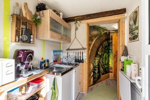 Fridge, microwave, stovetop, coffee/tea maker - Studio Apartment 'Hobbit Lounge' with Shared Pool, Private Terrace and Wi-Fi (Eppingen)