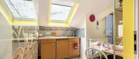 Kühlschrank, Mikrowelle, Herdplatte, Wasserkocher mit Kaffee-/Teezubehör