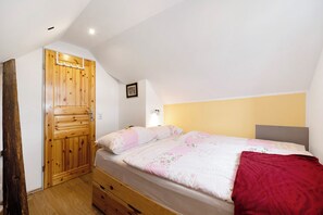 1 bedroom, iron/ironing board, free WiFi, bed sheets - Apartment 'Picco 1' with Mountain View, Balcony and Wi-Fi (Beuren)