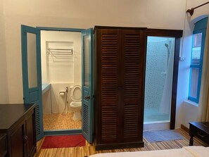 家庭房 (Deluxe) | 浴室 | 淋浴设施、拖鞋、毛巾、肥皂