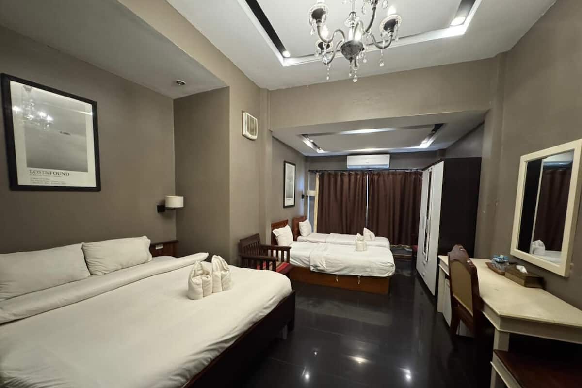 Deluxe Family Room | Desk, laptop workspace, free WiFi