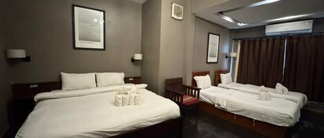 Deluxe Family Room | Desk, laptop workspace, free WiFi