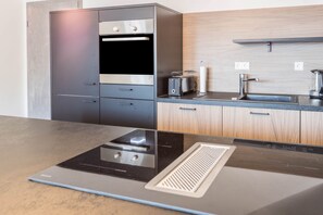 Kjøleskap, mikrobølgeovn, ovn og kokeplater