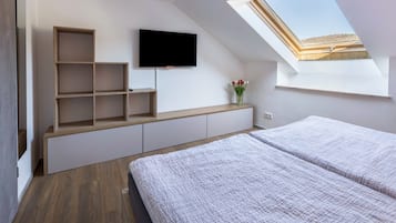 3 bedrooms, desk, iron/ironing board, free WiFi