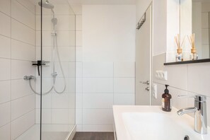 Dusche, Haartrockner, Handtücher