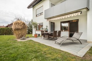 Outdoor dining - Apartment 'Fewo Hotz Am Golfclub Lindau 2a' with Mountain View, Private Terrace and Wi-Fi (Lindau)