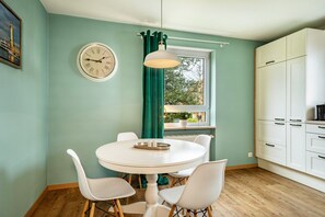 Dining - Apartment 'Fewo Hotz Am Golfclub Lindau 2a' with Mountain View, Private Terrace and Wi-Fi (Lindau)