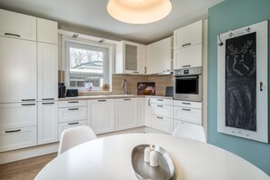 Fridge, microwave, oven, stovetop - Apartment 'Fewo Hotz Am Golfclub Lindau 2a' with Mountain View, Private Terrace and Wi-Fi (Lindau)