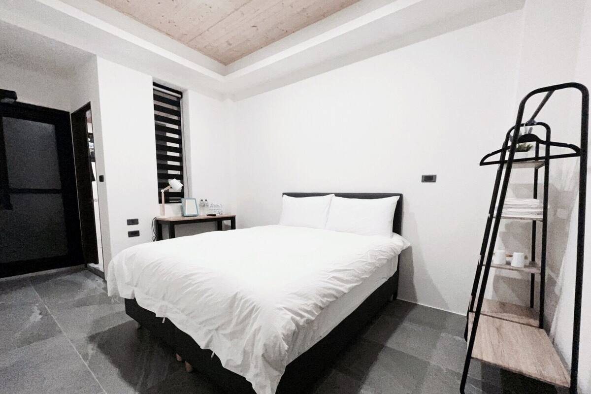 Habitación doble Confort | Decoración personalizada, escritorio y espacio para trabajar con laptop