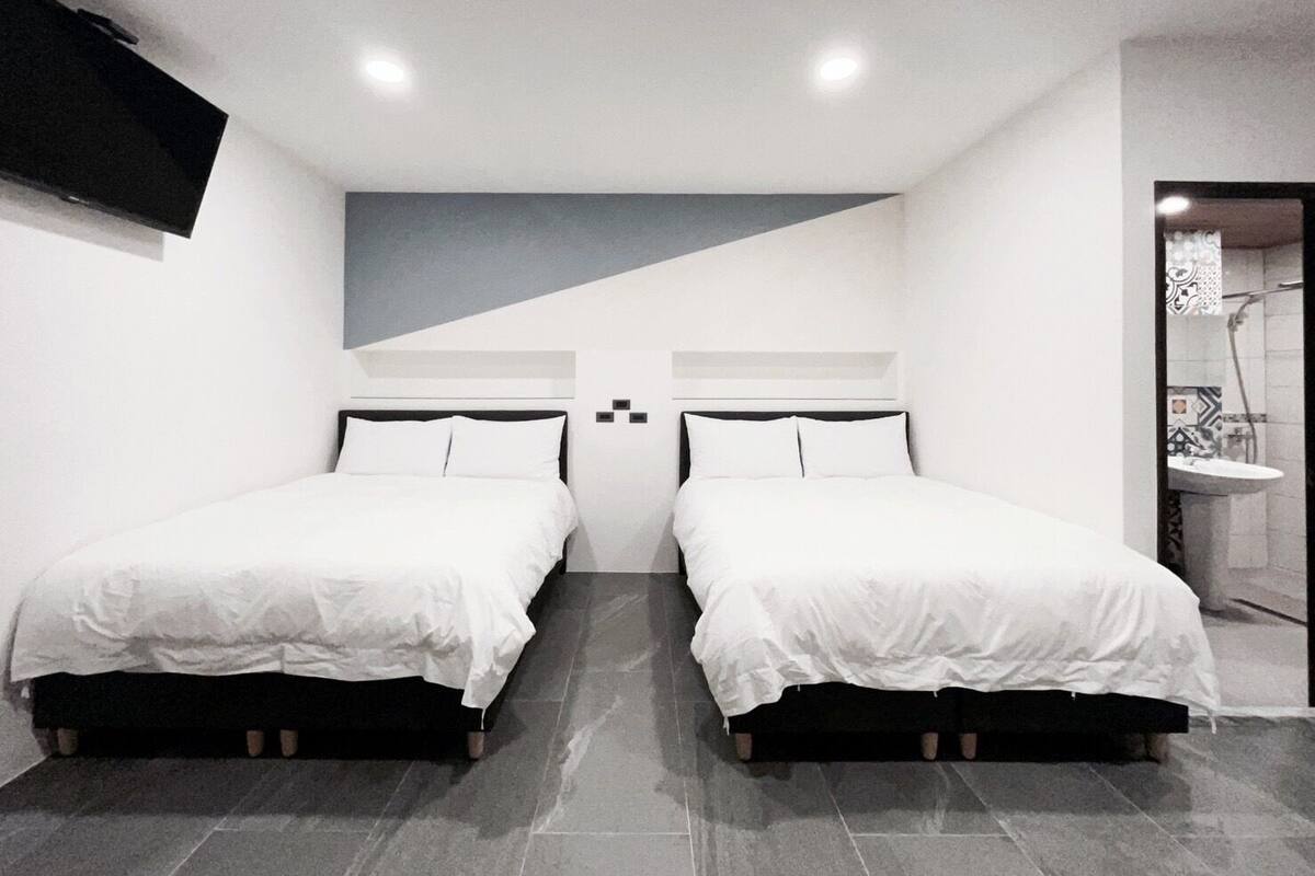 Habitación cuádruple Confort | Decoración personalizada, escritorio y espacio para trabajar con laptop
